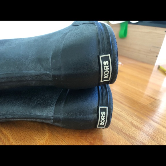 KORS rain boots & shoulder messenger bag - Picture 2 of 12